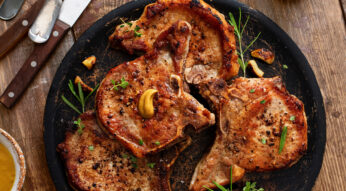Côte de porc à la moutarde, miel et curry